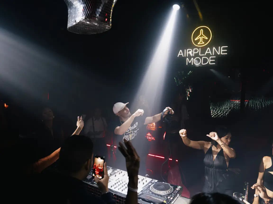 Les Toilettes airplane mode